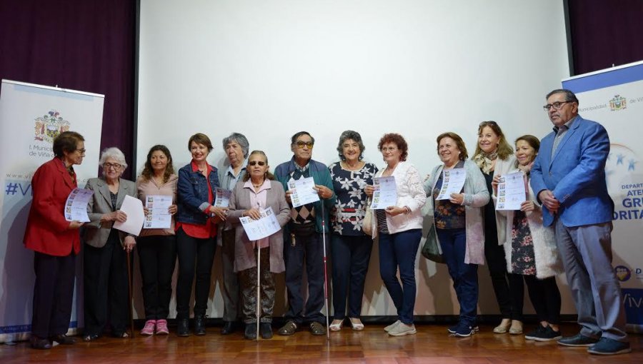 Viña del Mar reconoció a adultos mayores que participaron en talleres que imparte la Municipalidad