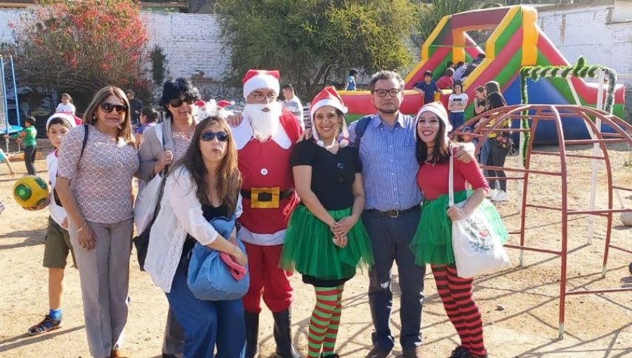 Funcionarios de la sucursal Quillota del IPS ChileAtiende adelantaron la Navidad para niños de centro de acogida