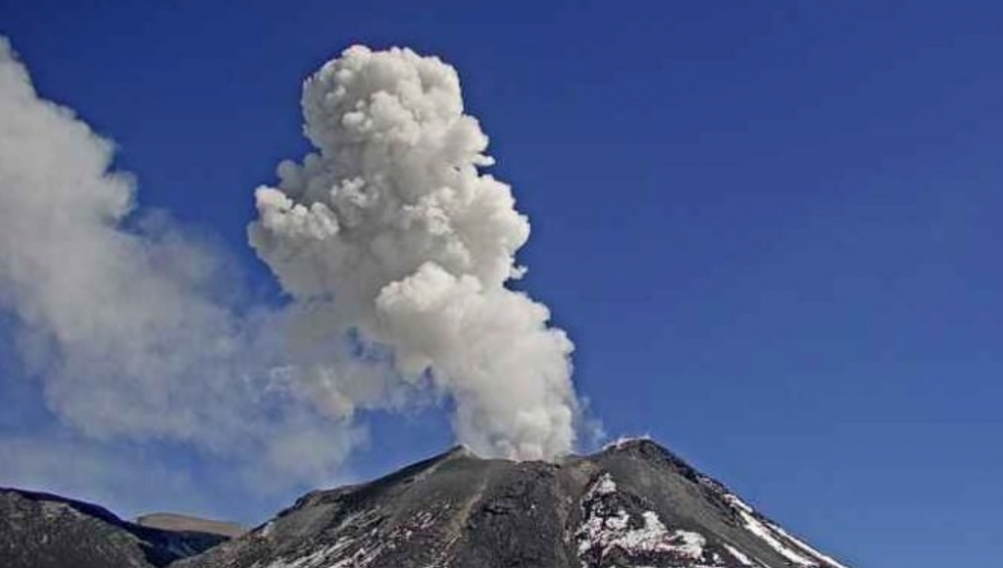 Nueva explosión en el Nevados de Chillán arrojó columna a 1.100 metros de altura