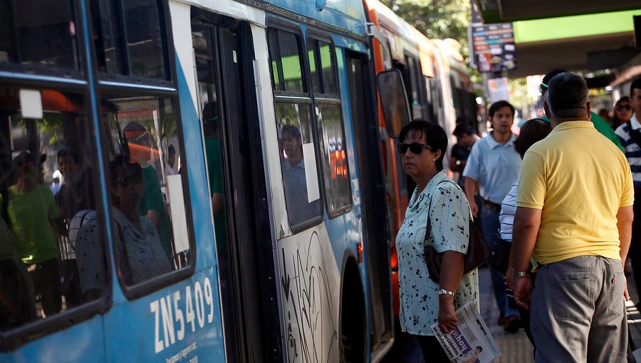 Transportes implementará reforzamiento de buses en Santiago desde las 17:30 horas