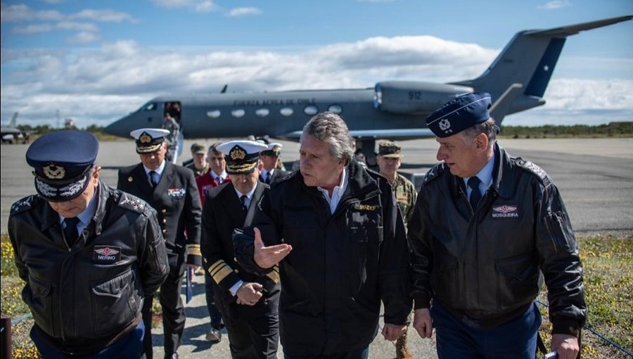 Ministro de Defensa viaja a Punta Arenas para entregar información sobre hallazgos del avión C-130