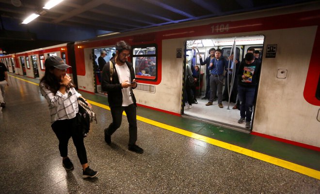 Metro de Santiago iniciará operaciones este sábado y domingo a las 7:00 y 8:00 horas respectivamente