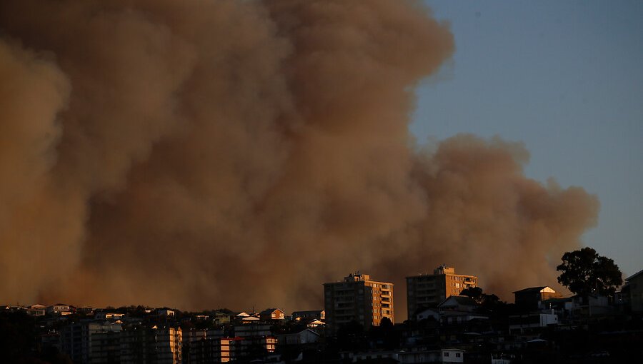 Focos de incendio forestal en Valparaíso y Viña del Mar presentan comportamiento extremo