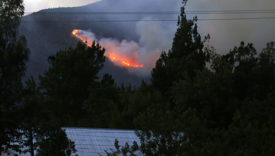 Incendio forestal en Cajón del Maipo ya ha consumido 560 hectáreas de vegetación