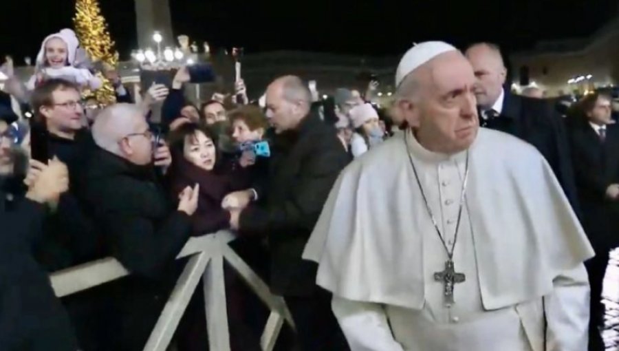Papa Francisco se disculpa con mujer que reprendió por haberle tirado del brazo