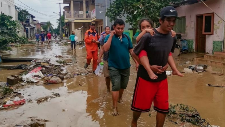 A 23 suben las víctimas fatales por inundaciones en Indonesia