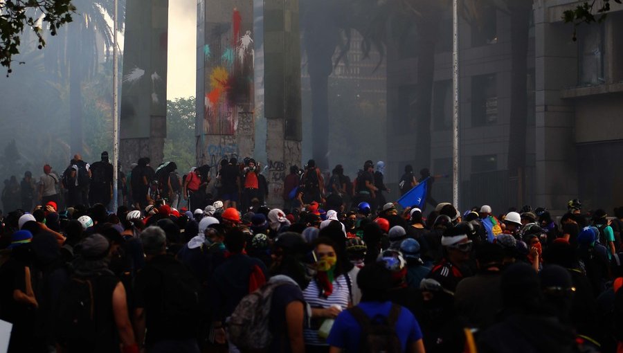 Antisociales vandalizan e incendian iglesia institucional de Carabineros en Santiago
