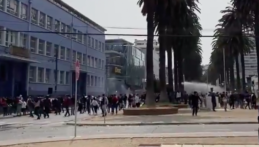Serios incidentes se registraron en diversas calles céntricas de Valparaíso en rechazo a la PSU