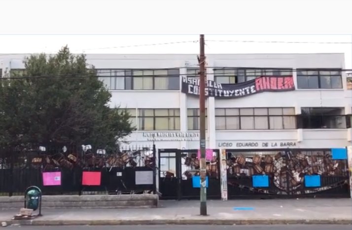 Unos 30 encapuchados se tomaron el liceo Eduardo de la Barra, sede de la PSU en Valparaíso