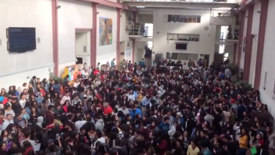 "No a la PSU": Jóvenes se manifiestan contra la prueba al interior de la U. Santa María de Valparaíso
