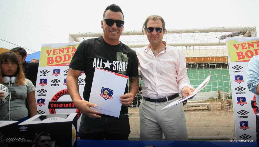 Esteban Paredes firmó en centro del Sename su renovación con Colo-Colo