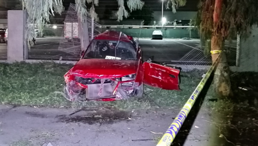Violento choque de automóvil contra reja deja sin vida a un hombre en Maipú