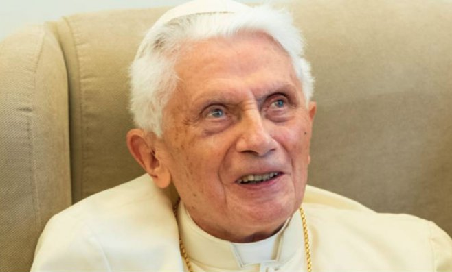 Benedicto XVI asegura que ve disminuir sus fuerzas y extraña Baviera, su tierra natal