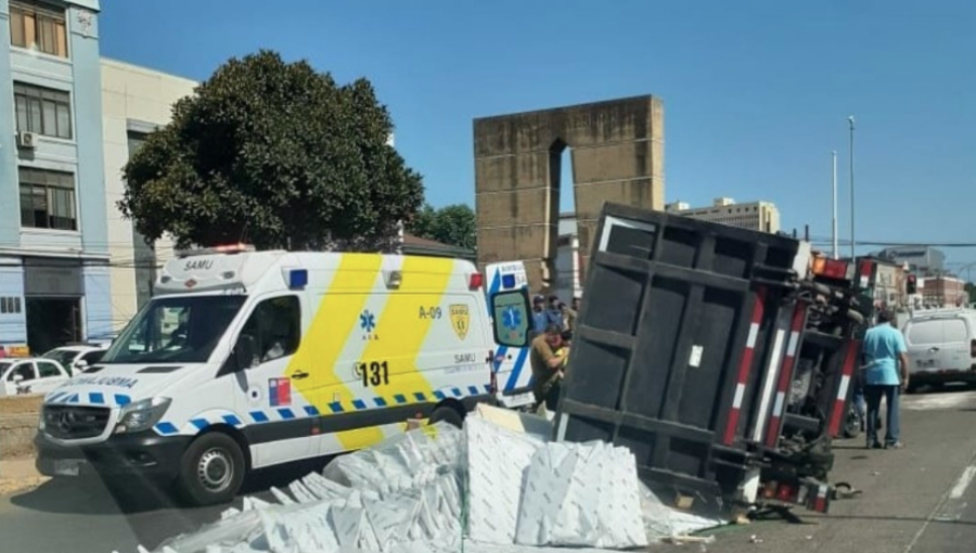 Nuevo accidente de tránsito en Santos Ossa deja tres lesionados: camión volcó al ingresar a Av. Argentina