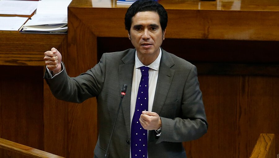 Ministro de Hacienda apuntó al "realismo" para responder a las demandas sociales