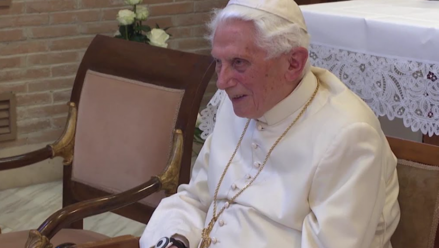 Benedicto XVI reitera su postura de mantener el celibato entre el clero