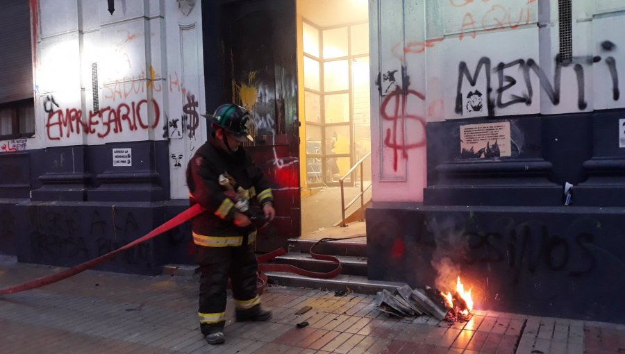 Turba vandalizó y provocó un principio de incendio en edificio de El Mercurio de Antofagasta