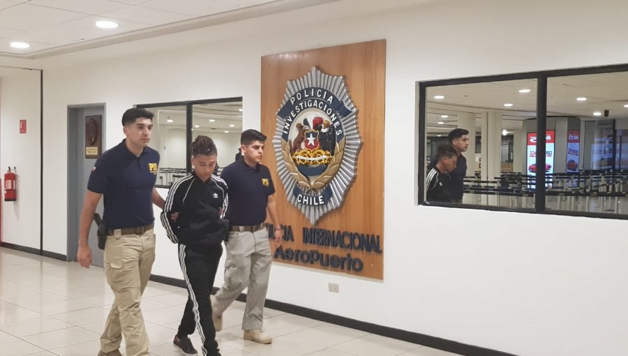 Pablo Chill-E fue detenido en el aeropuerto de Santiago por una orden pendiente
