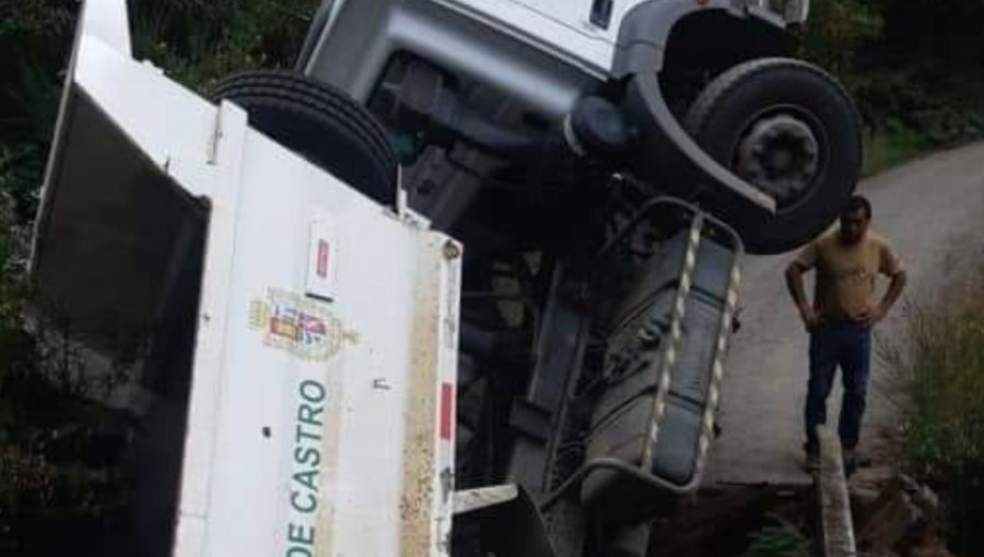 Camión municipal cayó tras colapso de un puente de madera en Castro