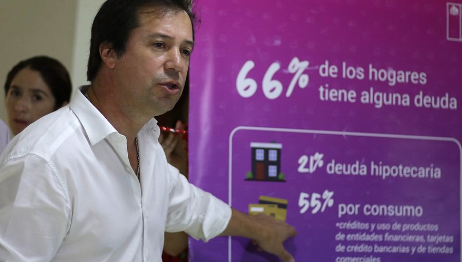 Ministro de Economía anunció medidas para enfrentar endeudamiento de los chilenos