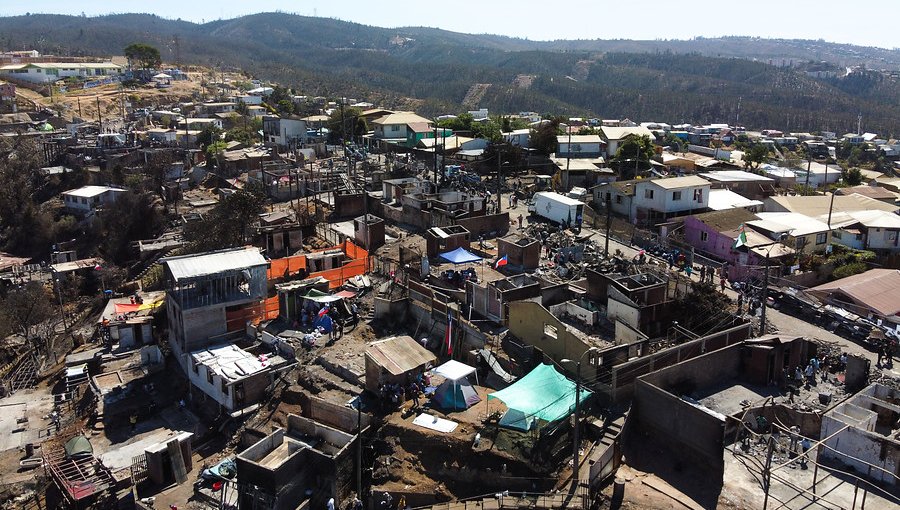 Ministro del Interior evalúa decretar Zona de Catástrofe en cerros afectados por incendio en Valparaíso