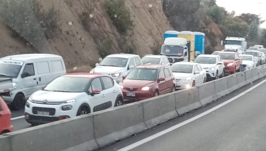 Vehículo menor colisiona con camión en la ruta Las Palmas y origina alta congestión vehicular hacia Viña del Mar