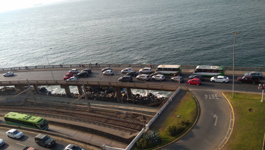 Accidente vehicular en Av. España provoca gran congestión en dirección a Valparaíso