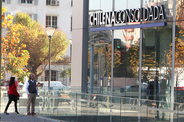 Sernac oficia a Chilena Consolidada por eventual sobreprecio en venta de seguros a trabajadores de Codelco