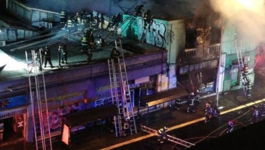 16 damnificados y seis locales comerciales destruidos deja incendio en Ñuñoa
