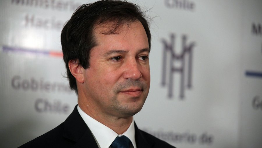 Ministro de Economía calificó de “muy lamentable” proyección a la baja del PIB de Chile