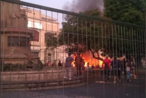 Barricadas, enfrentamientos y quema de caseta marcan nueva jornada de manifestaciones en Valparaíso