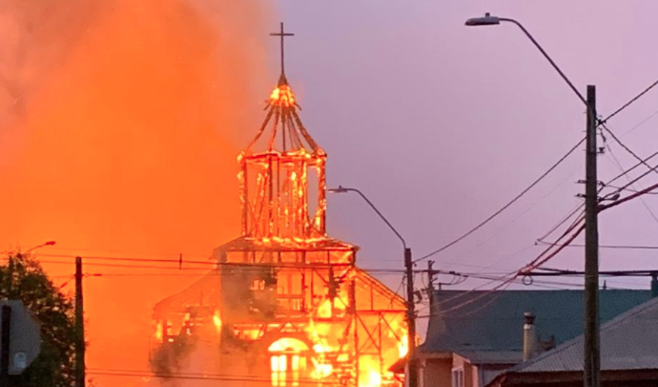 Detienen a sujeto por su presunta participación en incendio de la iglesia San Francisco de Ancud