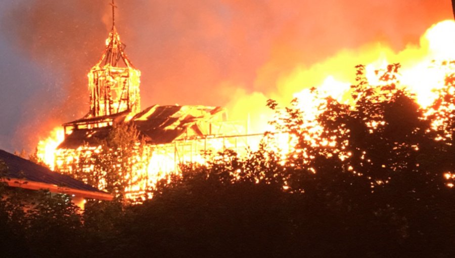 Incendio destruye histórica iglesia San Francisco de Ancud: tenía más de 100 años