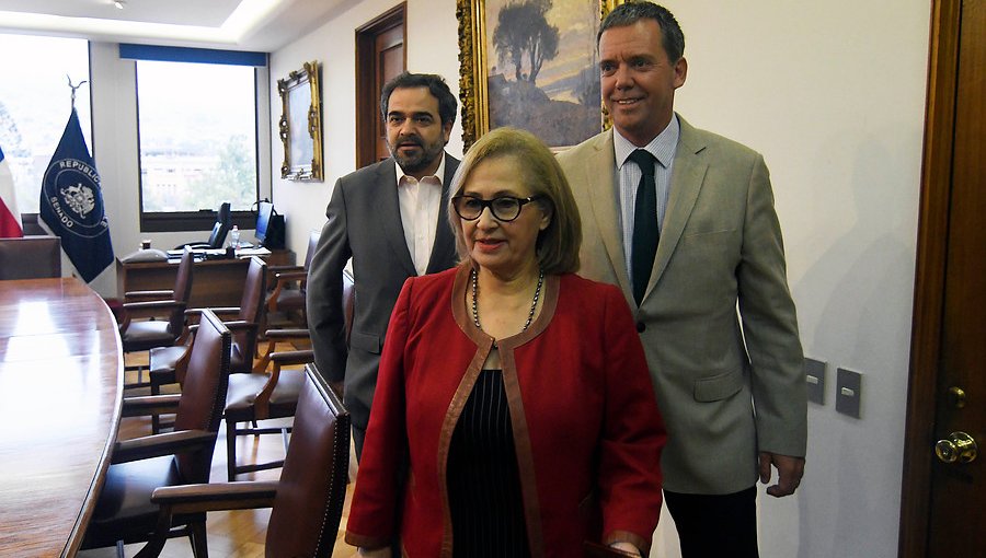 Felipe Harboe declinó ser candidato a la presidencia del Senado y dejó su lugar a Adriana Muñoz