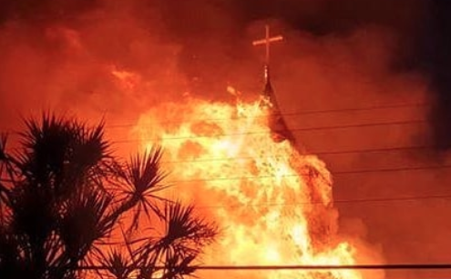 Gobierno se querelló contra detenido por incendio de la iglesia San Francisco de Ancud