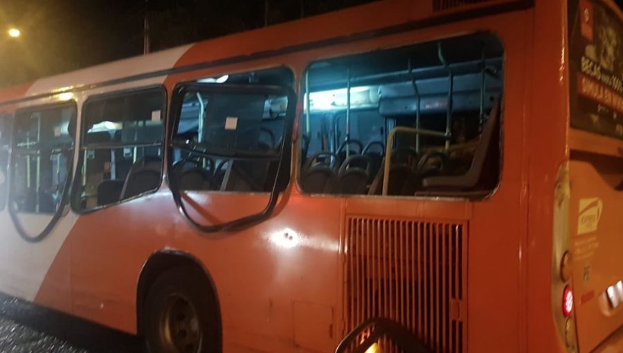 Carabineros detuvo a dos personas presuntamente vinculadas a intento de quema de un bus en Maipú