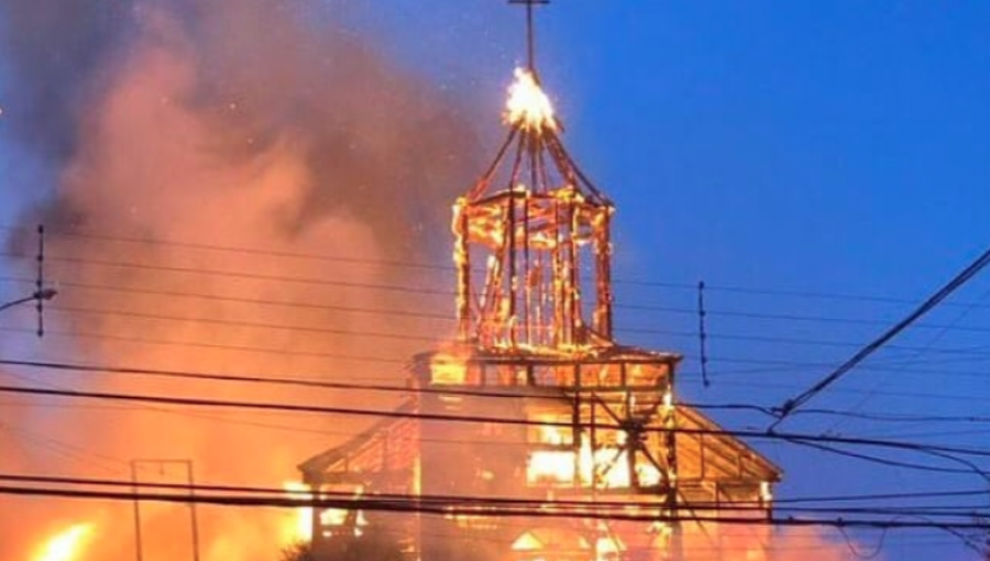 Vecinos y Carabineros cuidan iglesias de Chiloé tras incendio en Ancud