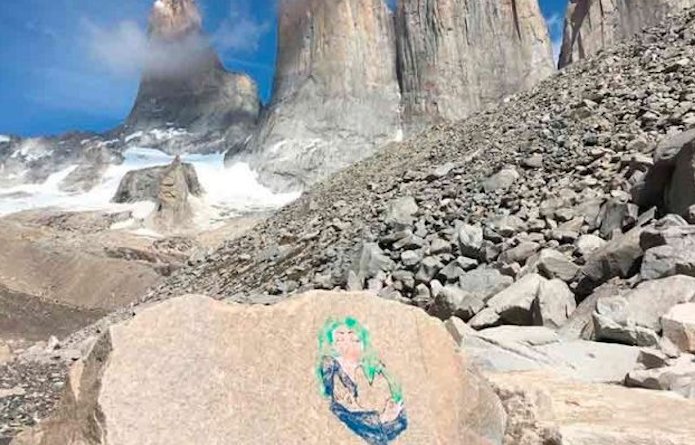 Turista italiana que rayó roca en Torres del Paine dejó el país tras pagar fianza de $1 millón
