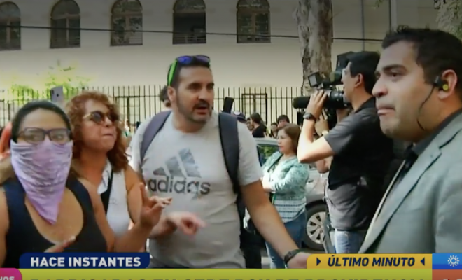 Periodista de «Buenos días a todos» fue expulsado por manifestantes de sede de PSU