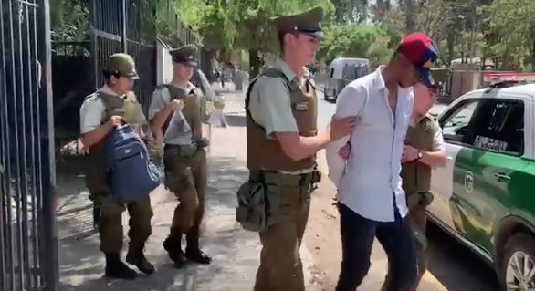 Joven fue detenido tras intentar ingresar a rendir la PSU con arma en su mochila en Quilicura