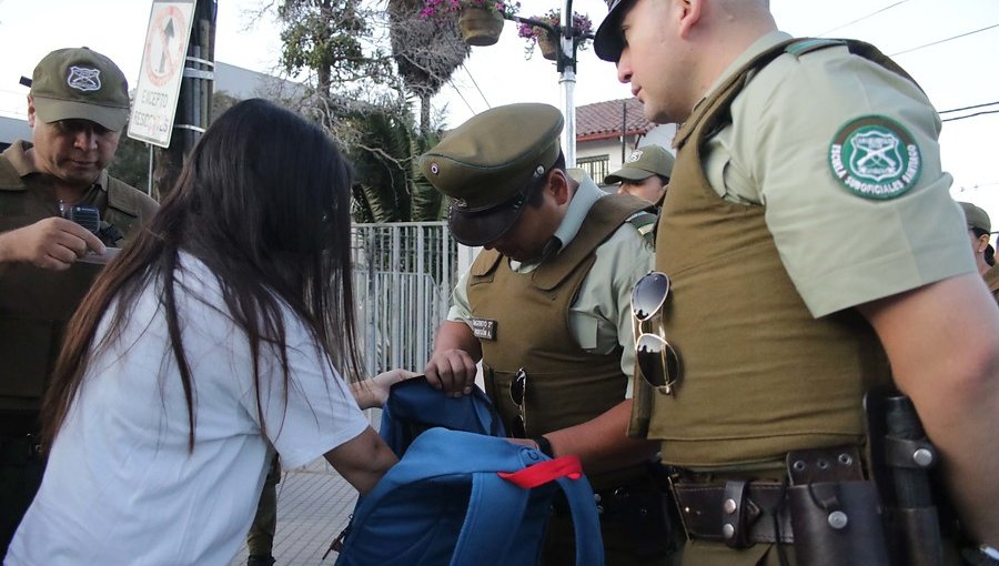 Gobierno pide a estudiantes que rendirán la PSU que acudan a locales sin mochilas ni celulares: "No podrán ingresarlos"