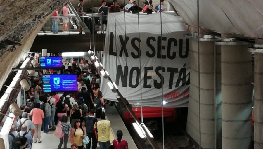 Servicio de Metro en estación Plaza Egaña estuvo suspendido media hora por manifestación contra la PSU