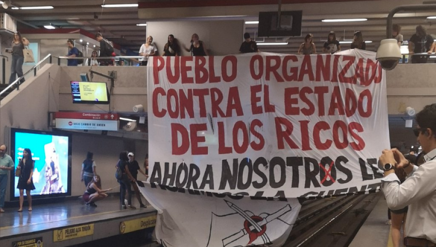 Manifestación de la ACES obligó a interrumpir el servicio en la Línea 1 del Metro de Santiago
