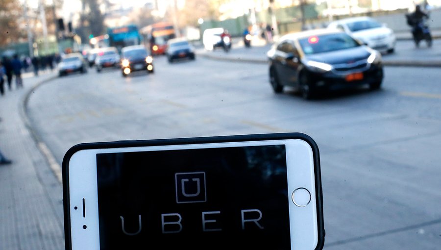 Comisión de Transportes despacha ley Uber: Conductores deberán tener licencia profesional