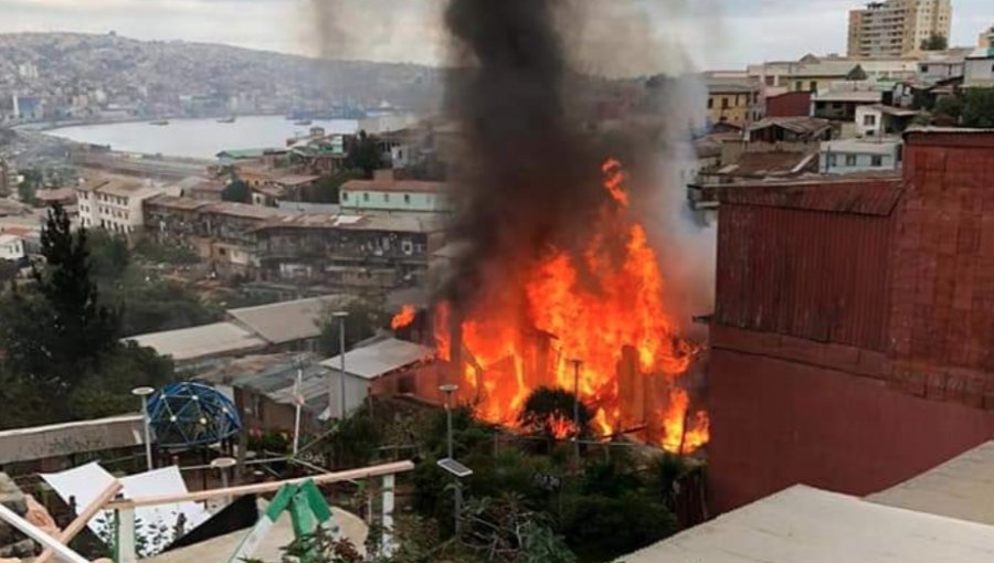 Incendio en el cerro Larraín: Bomberos criticó bajo caudal de agua en grifos
