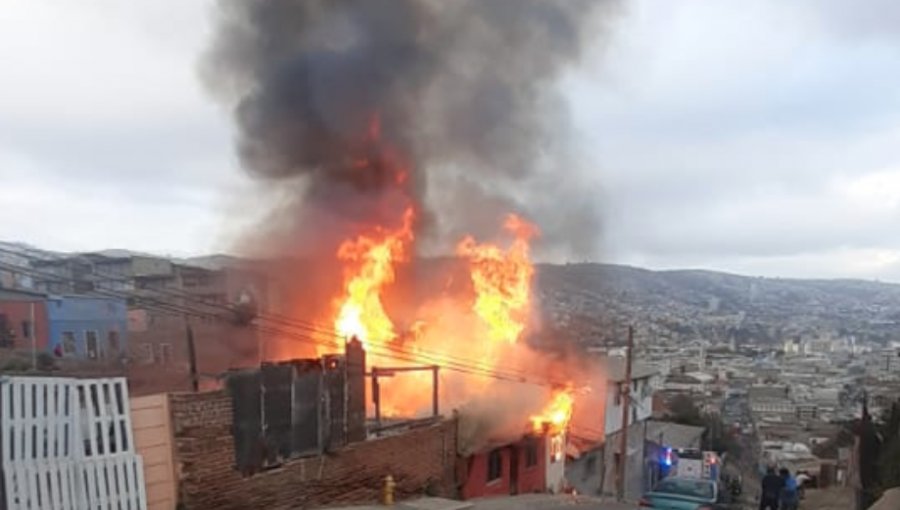 Cinco viviendas consumidas deja incendio declarado en el cerro Larraín de Valparaíso