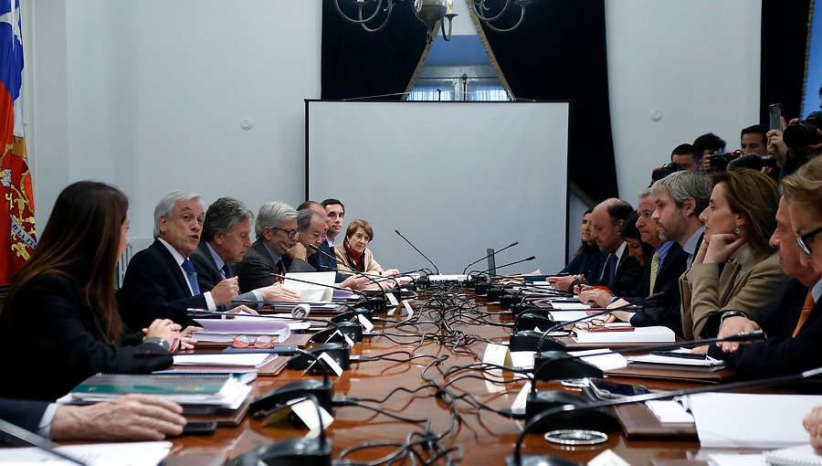 Presidente Piñera convoca a consejo de Gabinete para este viernes y sábado en La Moneda