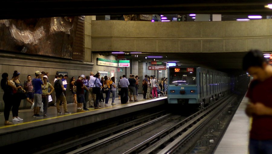 Metro de Santiago suspende parcialmente el servicio en Línea 5 por persona en la vía