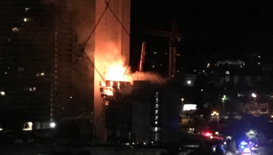 Incendio estructural consume edificio en construcción en Las Condes