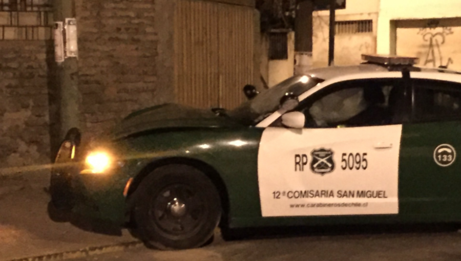 Patrulla de Carabineros impacta con poste durante persecución policial en San Miguel